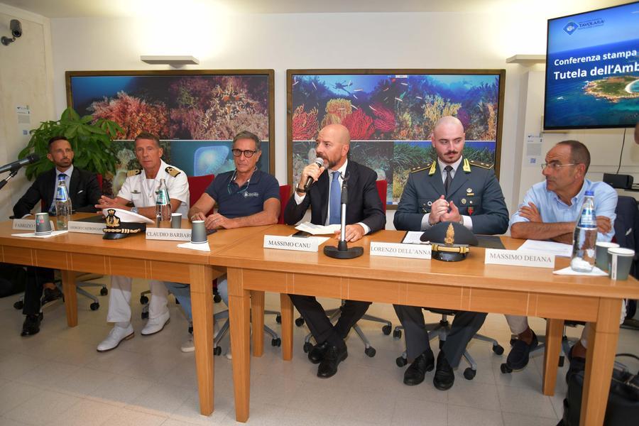 
	Il tavolo con i relatori dell'incontro con il sottosegretario Barbato&nbsp;

