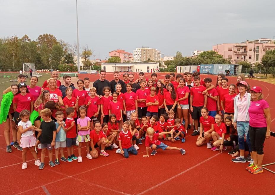 Emozione fra i giovanissimi dell'Atletica Olbia: «Mamma, ho corso con Tortu»