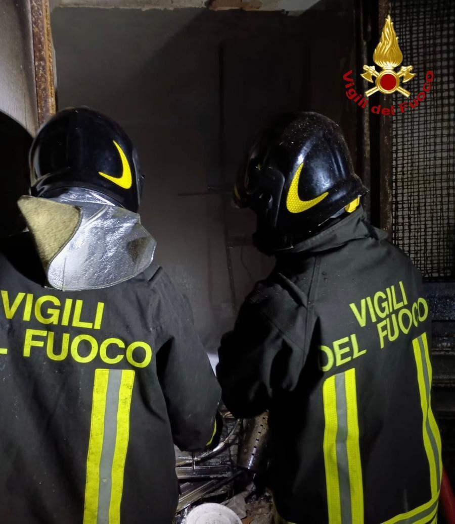 Paura a Porto Torres: incendio in un condominio, sei famiglie evacuate