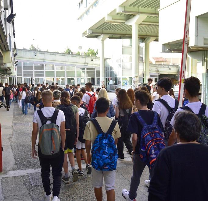 Belli, emozionati e stretti Alunni senza spazi con le aule  a rotazione