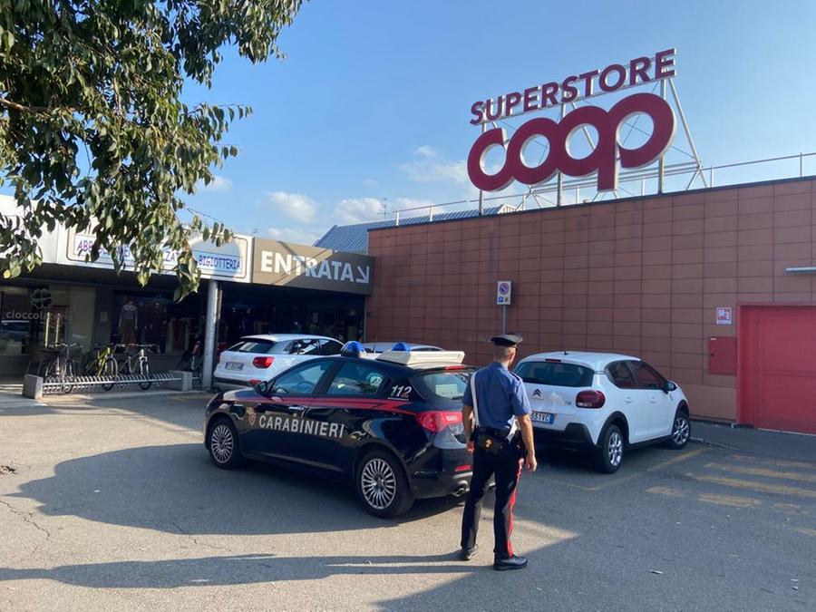 Rubano un cellulare mentre fanno la spesa, denunciata una coppia