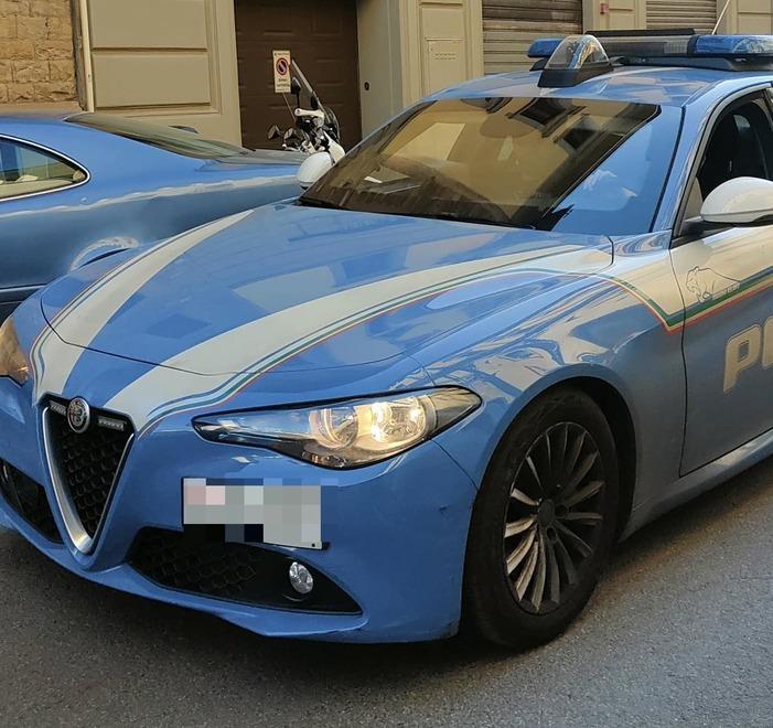 Firenze, accoltellato alla gola nella casa occupata