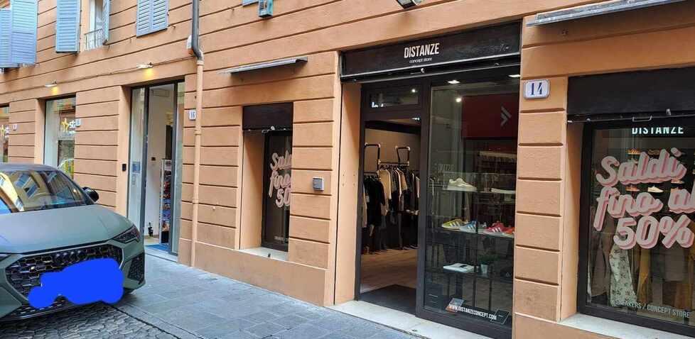 Modena Coltello al collo del commesso 