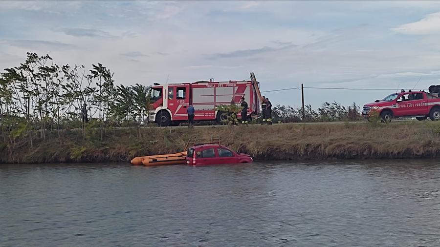 Comacchio. Sorpasso azzardato, auto nel canale