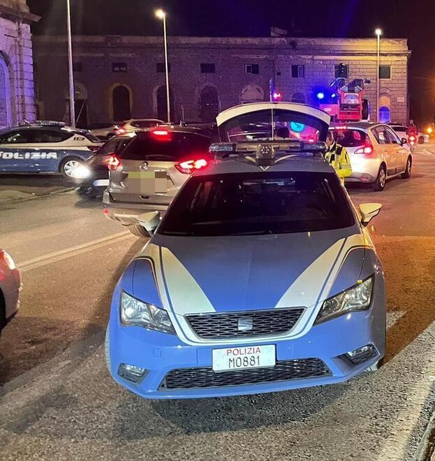 Livorno, minaccia i buttafuori della Fortezza Vecchia col coltello a serramanico