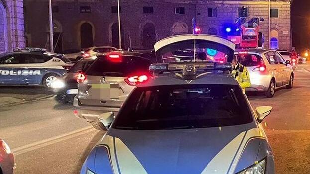Livorno, minaccia i buttafuori della Fortezza Vecchia col coltello a serramanico