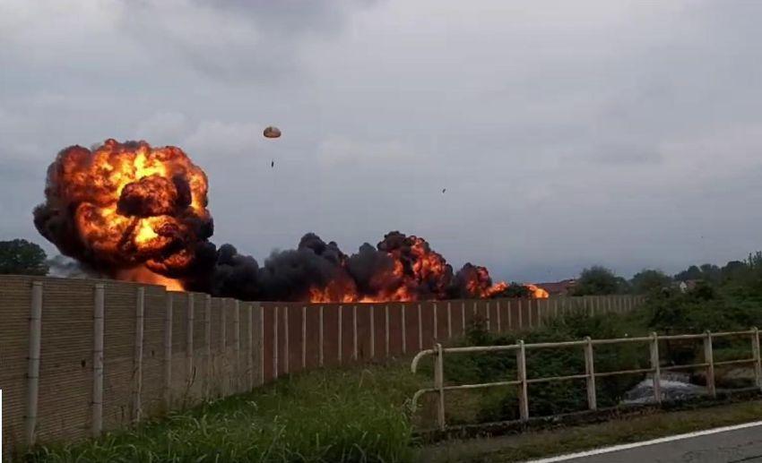 Incidente Frecce Tricolori, un aereo si schianta a Torino: morta bimba di 5 anni – Video