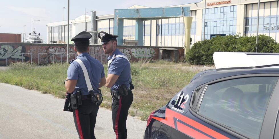 Viareggio, la rapina finisce nel sangue: «Ti ammazzo, dammi i soldi o tiro fuori la pistola»