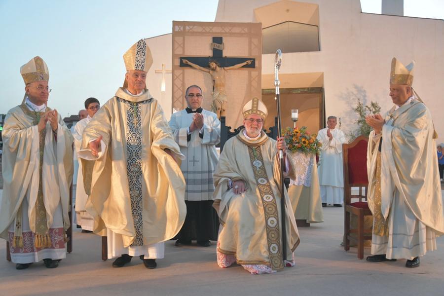 
	Seduto al centro il nuovo vescovo Dom Roberto Fornaciari


