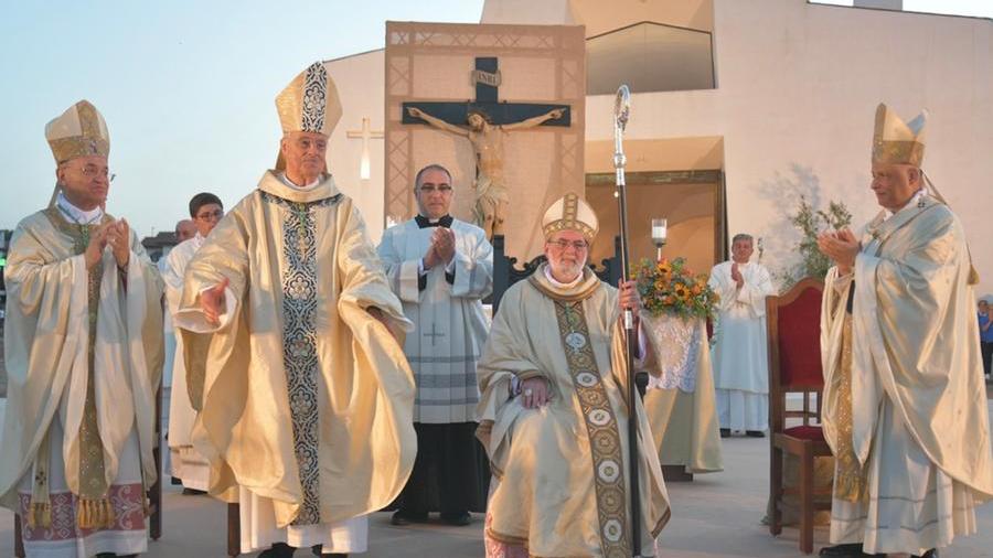 
	Seduto al centro il nuovo vescovo Dom Roberto Fornaciari

