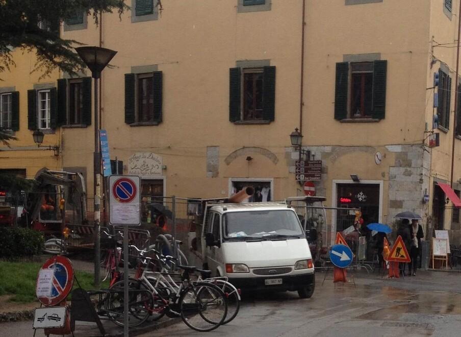 Pisa, ruspe nel cuore della città per far rinascere via dei Mille. Le ripercussioni sul traffico