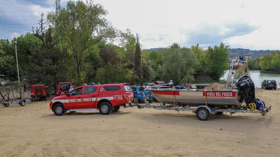 Signa, trovato morto il 43enne caduto nel lago: la tragedia durante un allenamento con la canoa