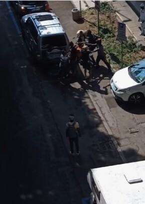 Preso a calci e pugni in strada