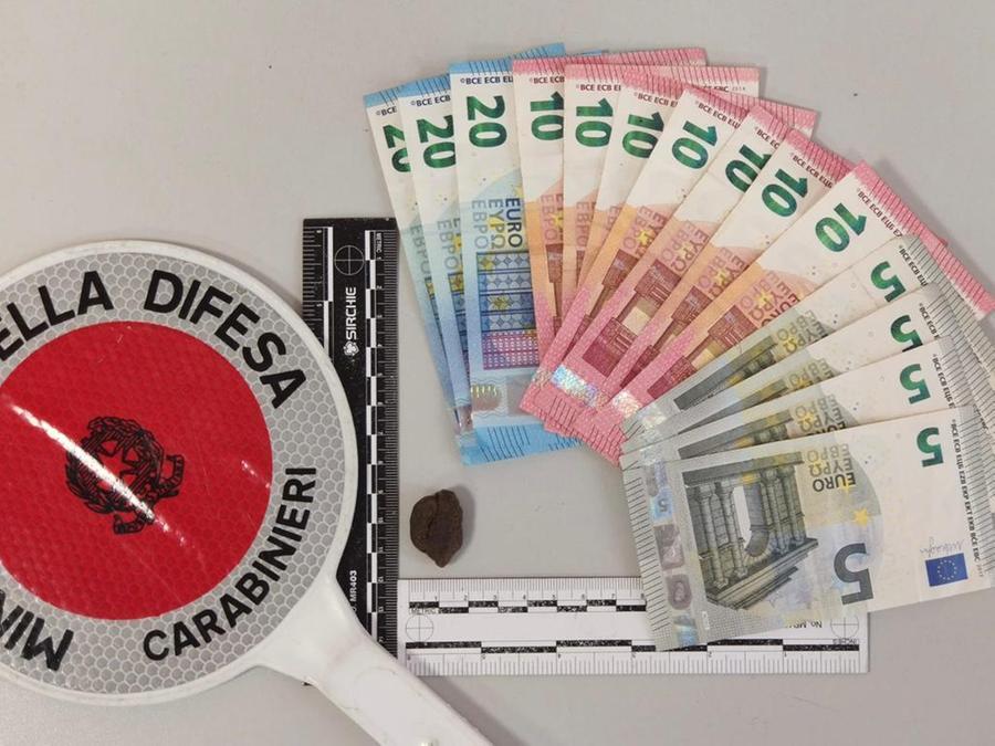 Livorno, scoperto a vendere droga: denunciato un 31enne