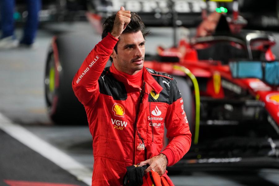 Formula Uno, la Ferrari di Sainz trionfa a Singapore