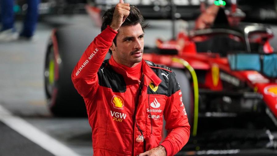 Formula Uno, la Ferrari di Sainz trionfa a Singapore