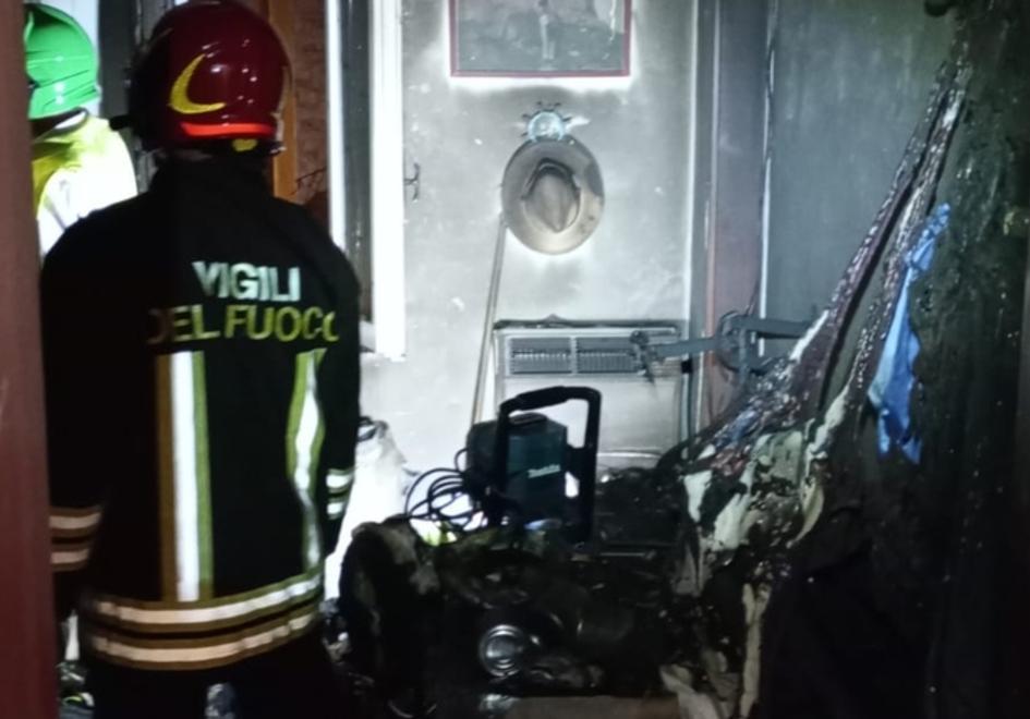 Appartamento a fuoco in via delle Rose: ora è inagibile, ma non ci sono feriti<br>
