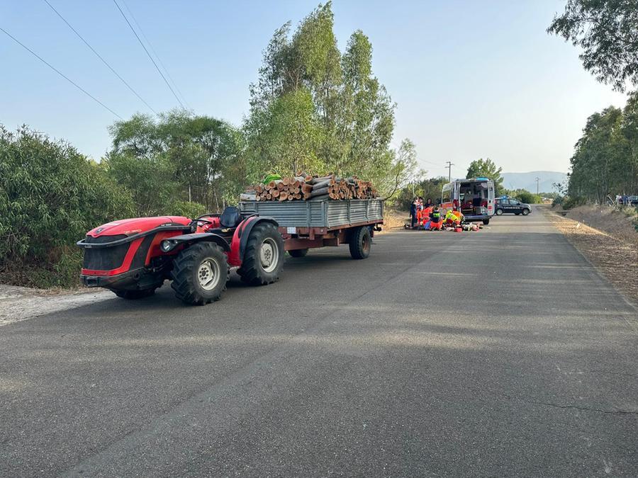Morte sul lavoro: cade da un cumulo di tronchi d’albero e finisce tra le ruote di un rimorchio in movimento