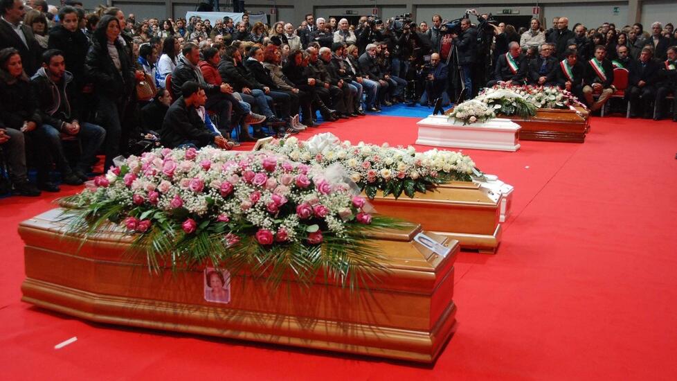 A Olbia nove grandi monoliti di granito per ricordare i morti dell’alluvione