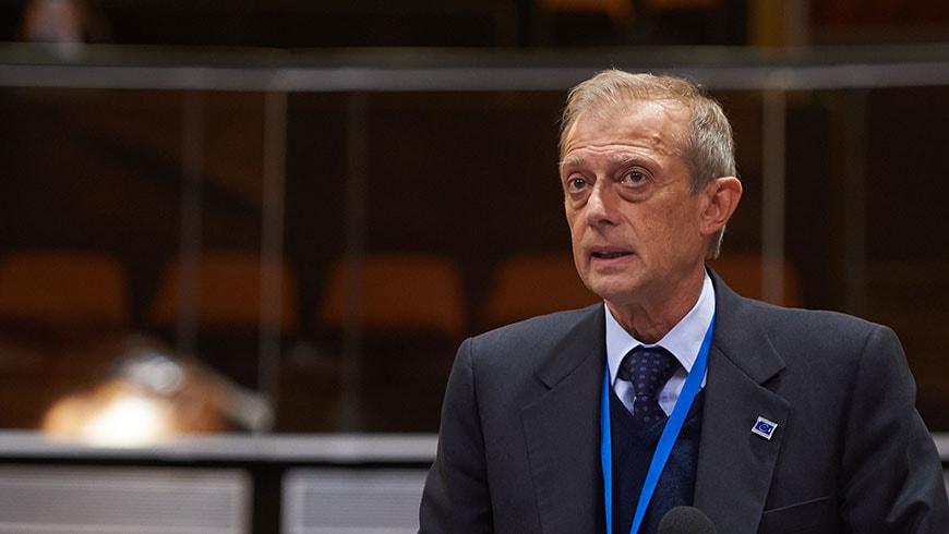 Fassino: «I migranti li devono gestire i comuni, non i prefetti. E in Italia manca manodopera»