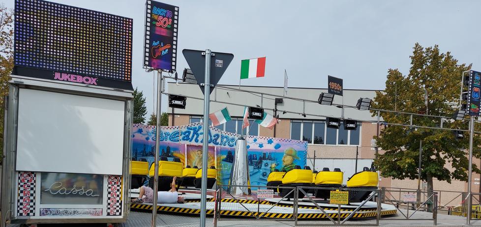Si rompe la giostra al Luna Park di Sorbara, un ferito e rissa sfiorata