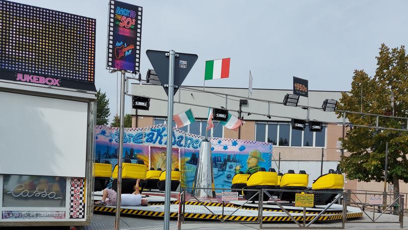 Si rompe la giostra al Luna Park di Sorbara, un ferito e rissa sfiorata