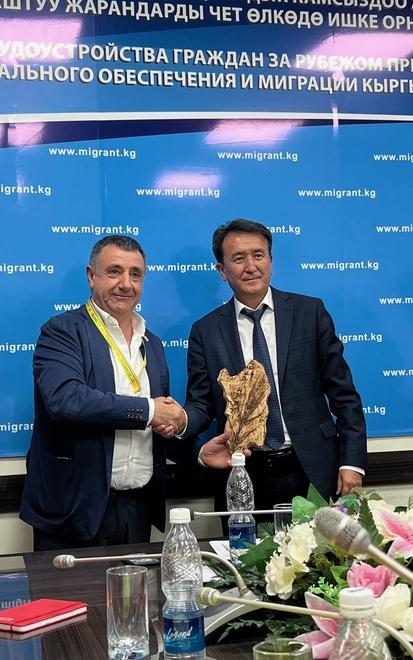 Cualbu con Arslan Baisopuev, capo dipartimento del ministero del lavoro della repubblica kirghisa