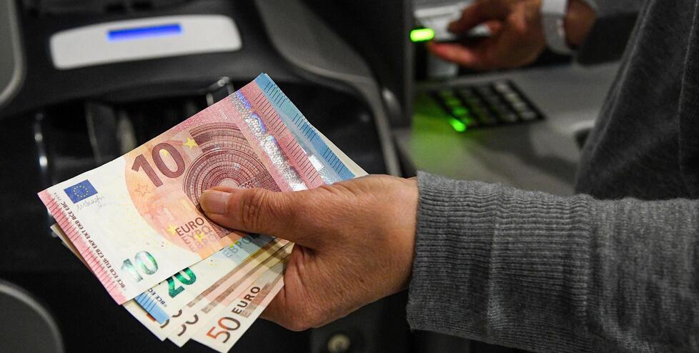Il nuovo bancomat non arriva, ma intanto qualcuno preleva: come funziona la truffa e cosa fare