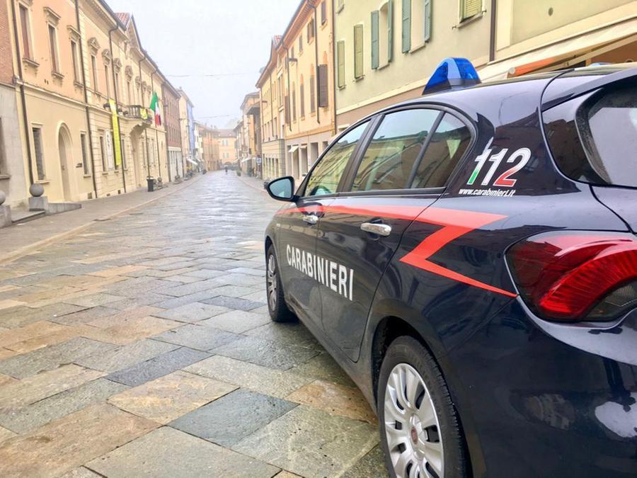 Scandiano: sfonda un portone per aggredire la ex, picchia la madre di lei e aggredisce i carabinieri