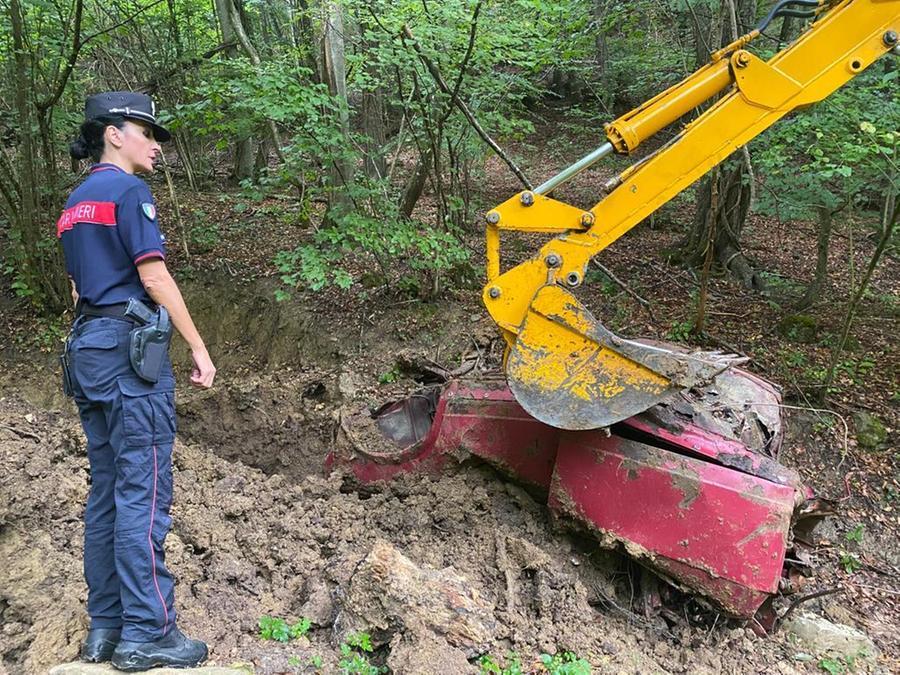 Vetto, seppellisce la carcassa di una vecchia auto in un’area protetta