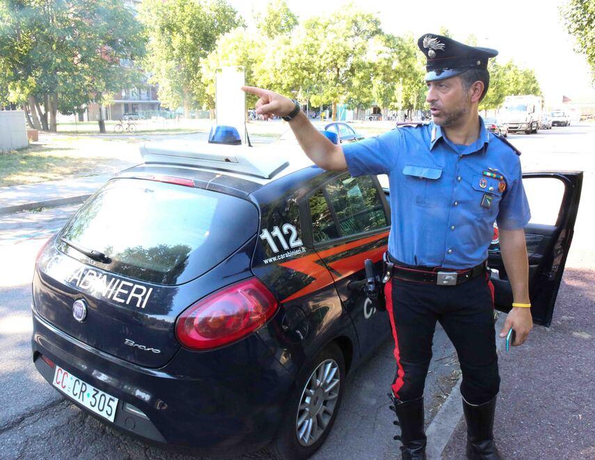 Giovane rapinata in pieno giorno da un uomo armato di forbici