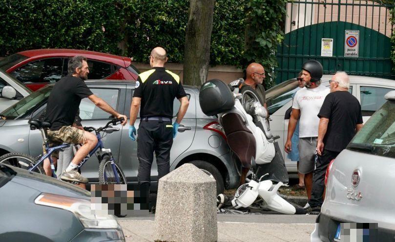 Livorno, perde il controllo dello scooter e si schianta contro un’auto in sosta