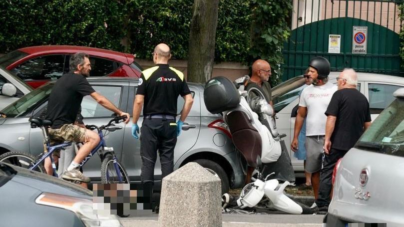 Livorno, perde il controllo dello scooter e si schianta contro un’auto in sosta