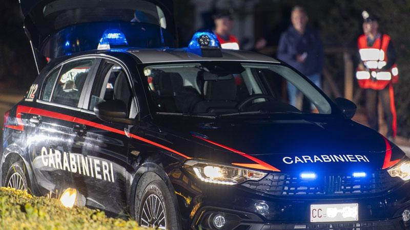 Piombino, rovescia gli scooter parcheggiati. Denunciato, aveva già un daspo