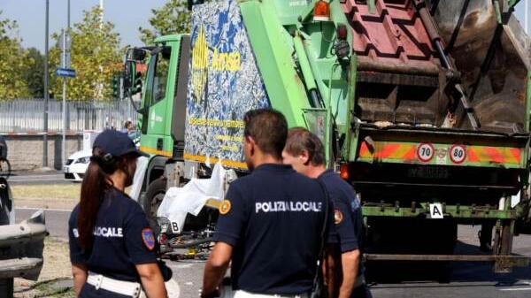 Milano, morta la donna travolta da un camion di rifiuti