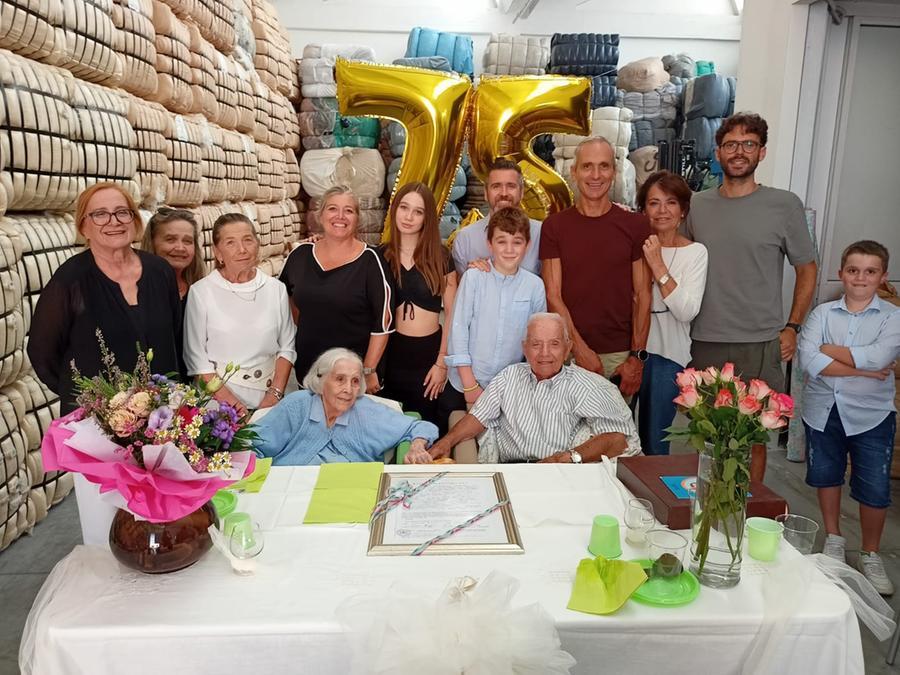 
	Bruno Mammoli e Adriana Monti festeggiati dai parenti

