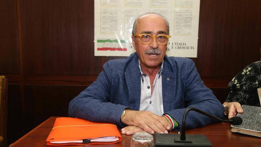 Piero Conservi durante una seduta del consiglio comunale di Santa Croce