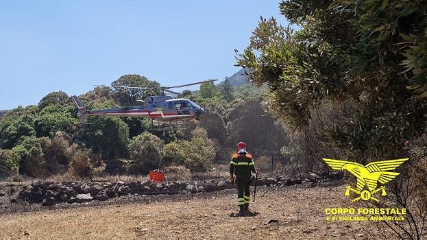 Devastante incendio nei boschi intorno a Burcei, in azione 5 mezzi aerei