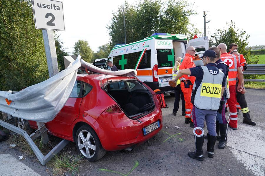 Reggio Emilia:  auto contro spartitraffico in tangenziale, conducente in ospedale