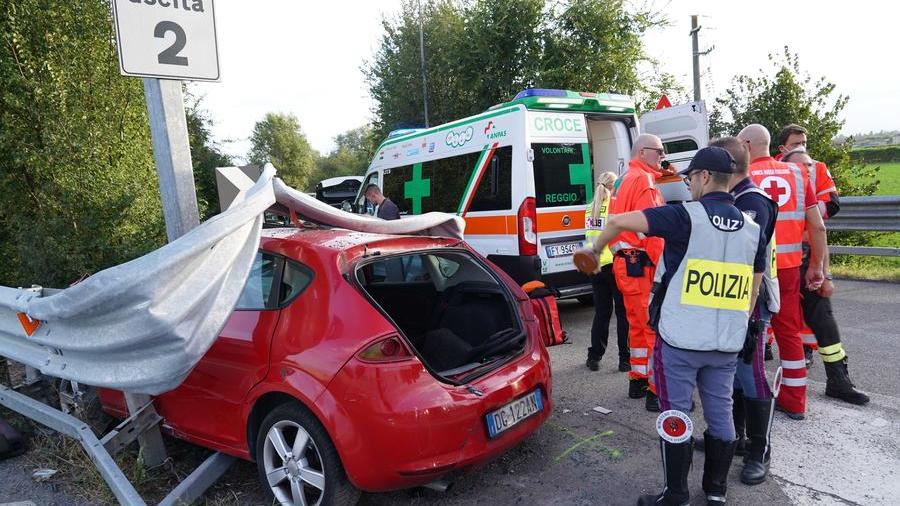 Reggio Emilia:  auto contro spartitraffico in tangenziale, conducente in ospedale