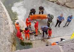 Alghero, vivo per miracolo dopo un volo di 7 metri dal bastione 