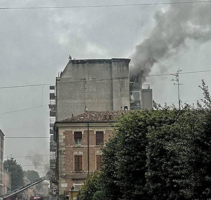 Ferrara, incendio e fumo nel palazzo. I residenti messi in salvo dai pompieri