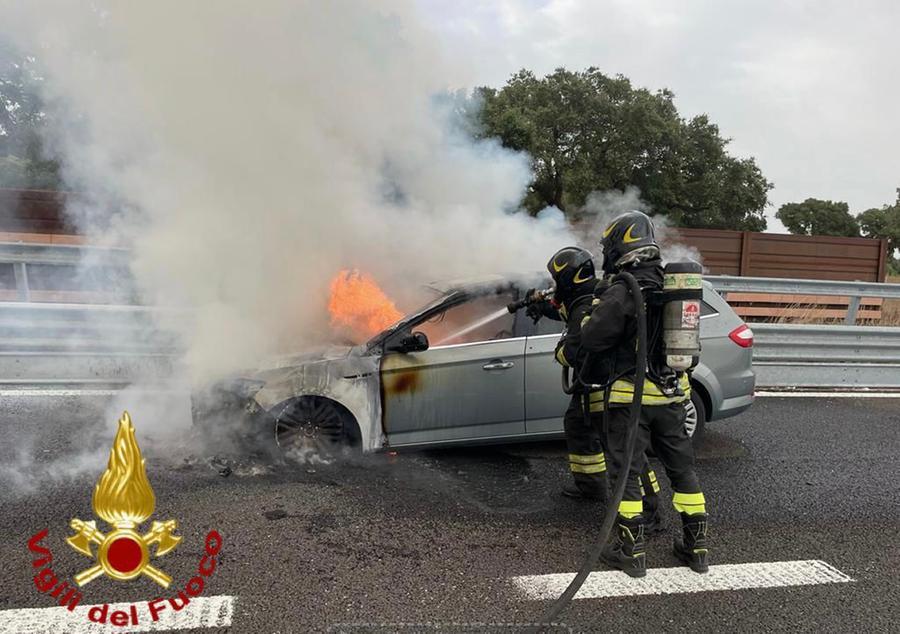 Auto in fiamme sulla Sassari-Olbia, paura ma nessun ferito