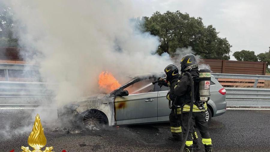 Auto in fiamme sulla Sassari-Olbia, paura ma nessun ferito