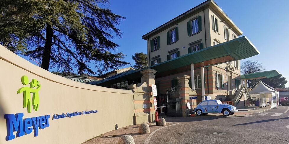 Pistoia, sviene a scuola e sbatte la testa: sedicenne gravissimo al Meyer