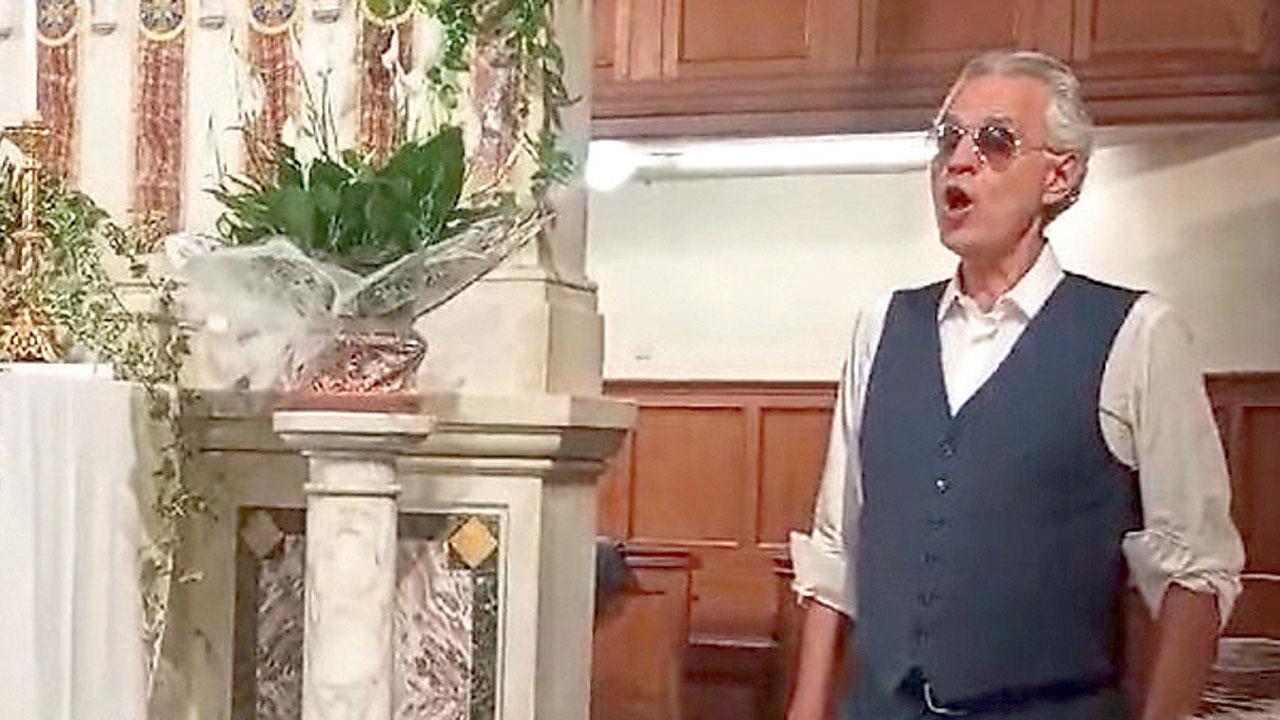Andrea Bocelli canta in chiesa per il parroco di Vittoria Apuana
