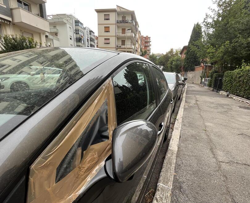 Livorno, nuovo raid contro le auto in sosta: nel mirino finisce via Goito<br type="_moz" />
