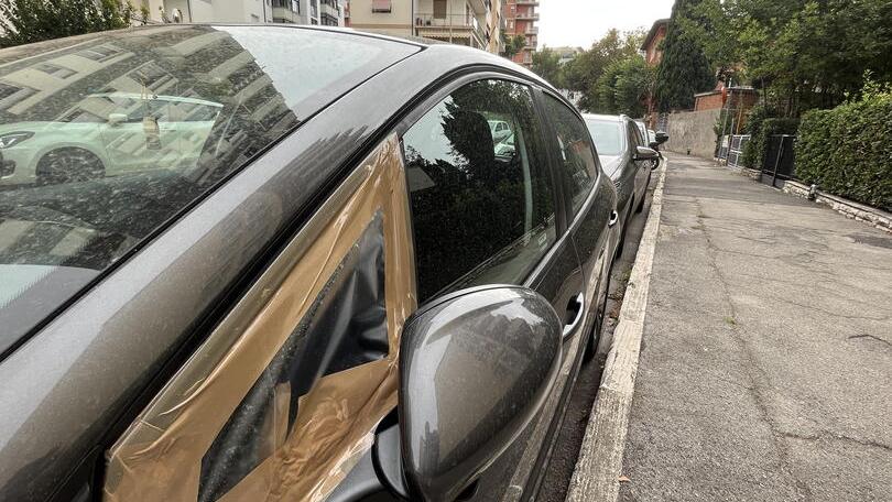 Livorno, nuovo raid contro le auto in sosta: nel mirino finisce via Goito<br type="_moz" />