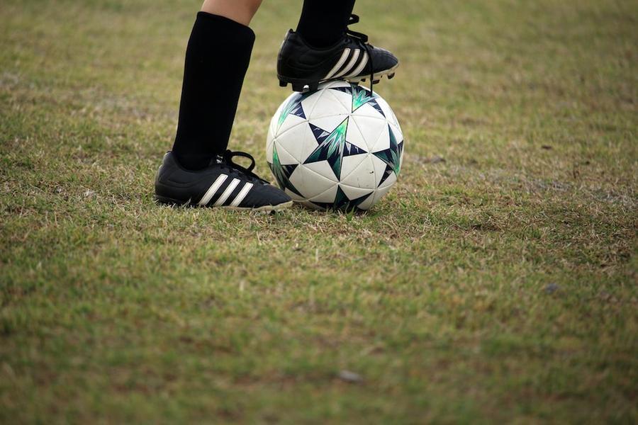 Mamma vuole che il figlio faccia skateboard, il papà che giochi a calcio: l’uomo a processo per maltrattamenti