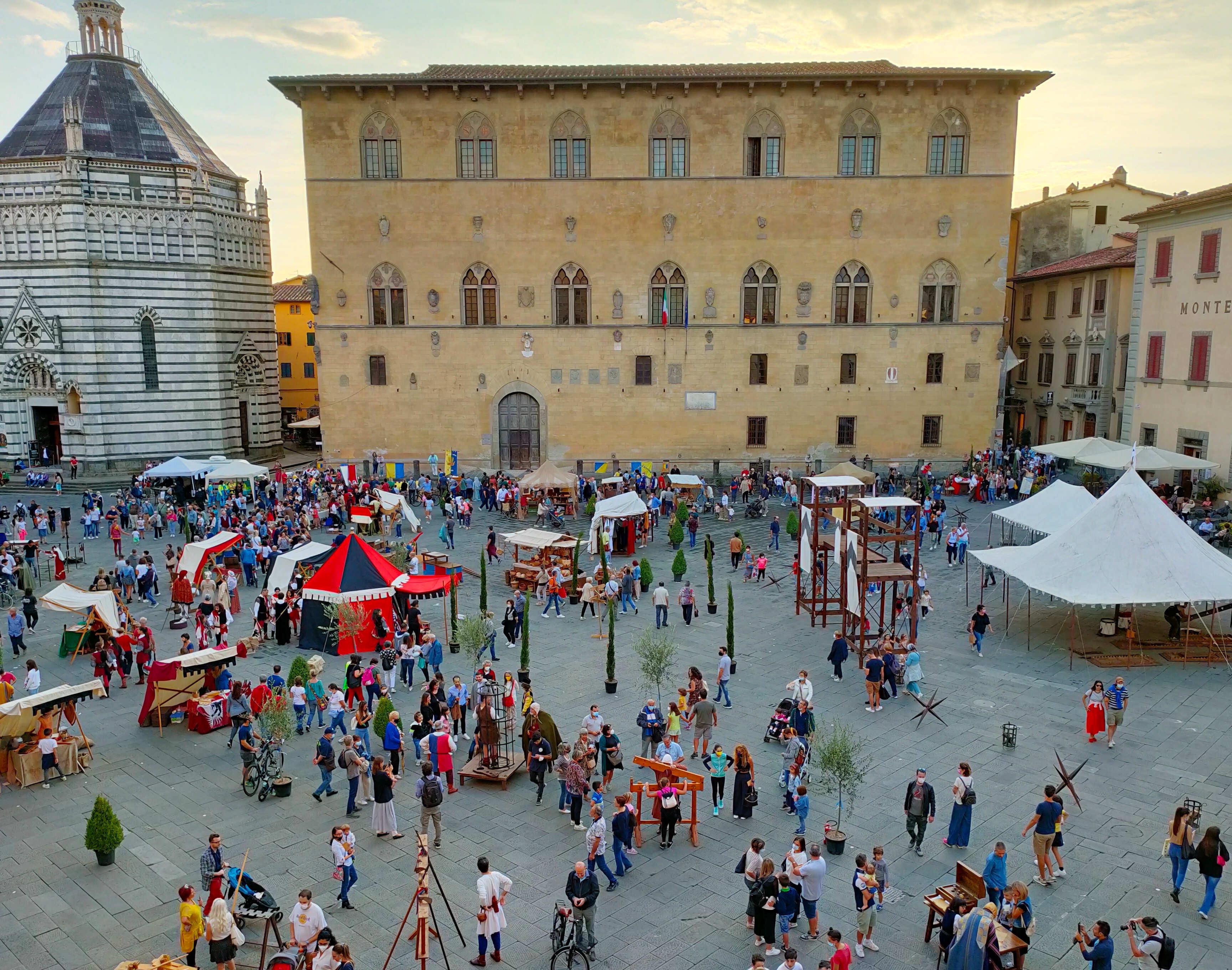 Pistoia, due giorni nel medioevo tra musici falconieri, giullari, spade e giocolieri